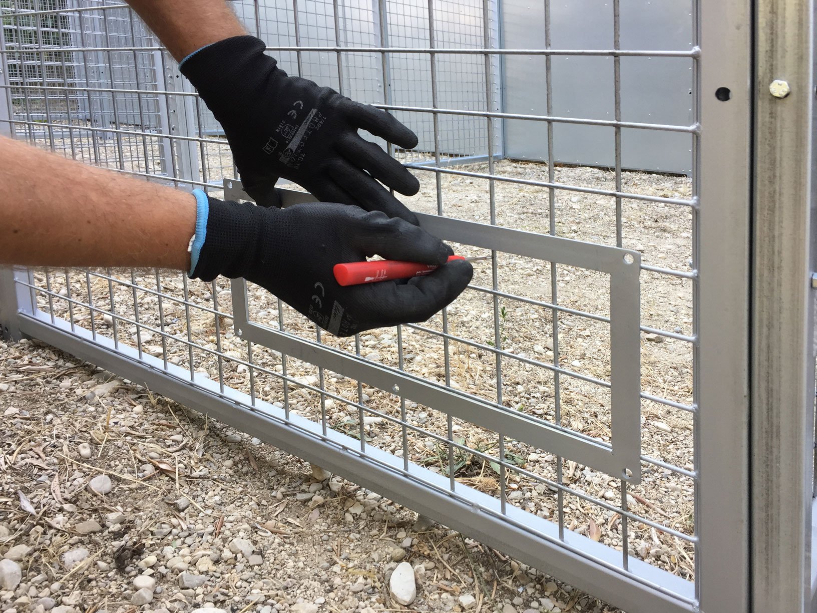 installazione-ciotole-girevoli-cane-box-recinto