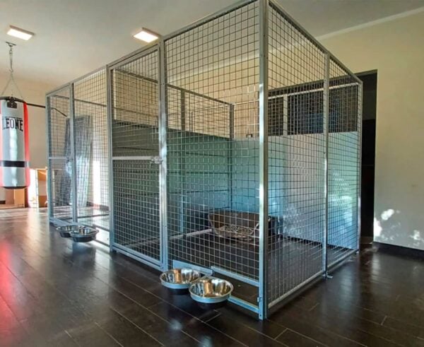 2-box-cani-pannelli-modulari-rete 2 box per cani affiancati, separati da pannelli semichiusi, composto da pannelli modulari alti 2mt, 2 cancelli e due pannelli con ciotole girevoli integrate