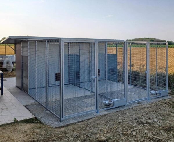 2 box professionali per cani in linea, zona notte coibentata coperta con porta e porticina per ingresso cane, 5metrix4metri, 2 cancelli e 2 coppie di ciotole girevoli. coibentato bianco, struttura e reti acciaio zincato