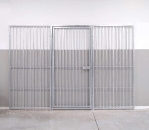 cancello ad un anta centrale, con due pannelli laterali, zincato a caldo. sbarre distanziate 6,5 cm. dimensioni totali: larghezza 3 m altezza 2m