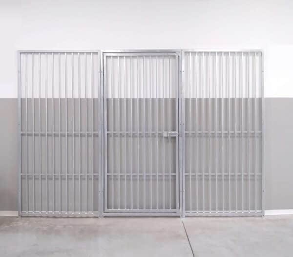 cancello ad un anta centrale, con due pannelli laterali, zincato a caldo. sbarre distanziate 6,5 cm. dimensioni totali: larghezza 3 m altezza 2m